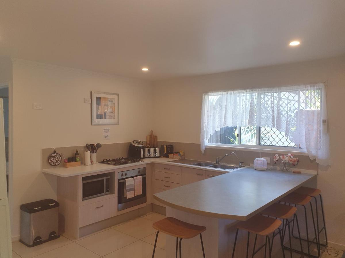 Pet Friendly & Spacious Two Bedroom Guest Unit Caloundra Exterior photo