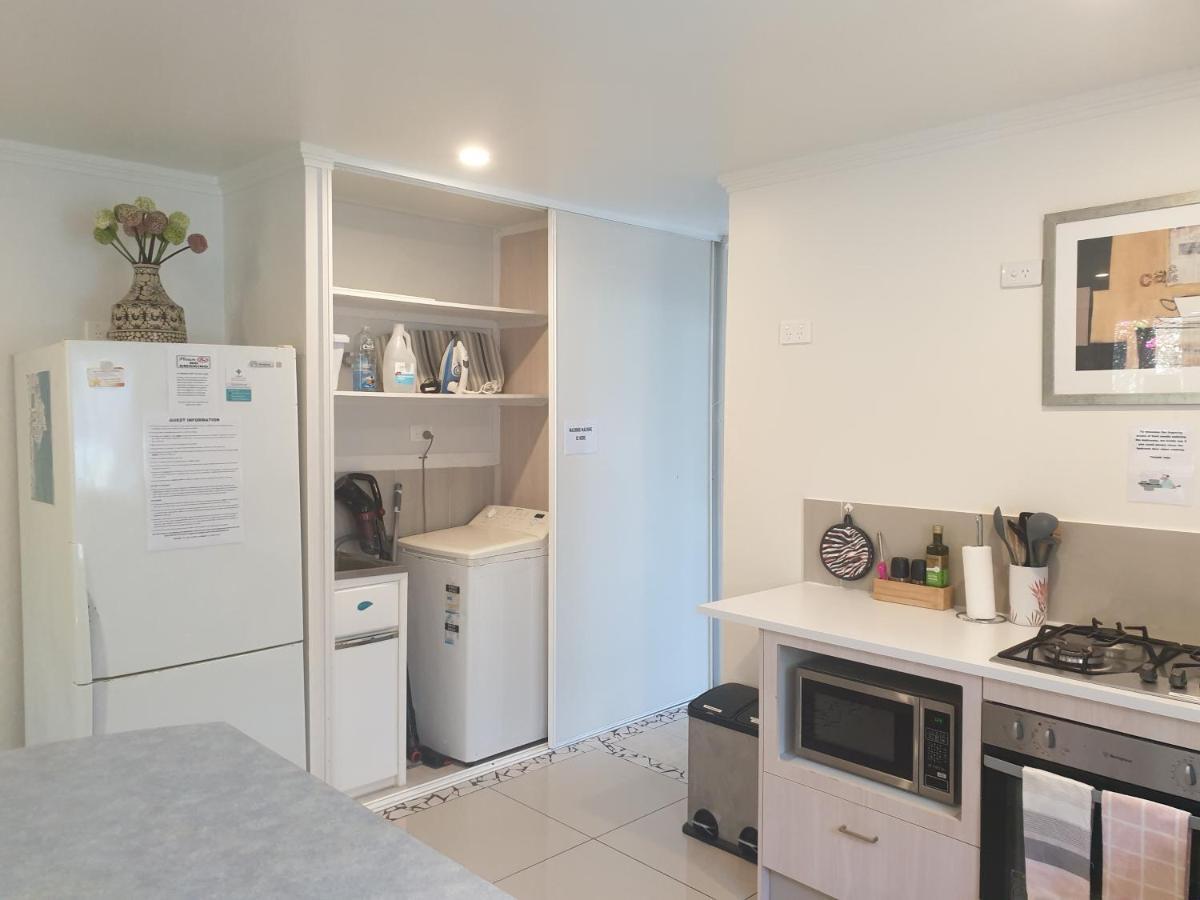 Pet Friendly & Spacious Two Bedroom Guest Unit Caloundra Exterior photo